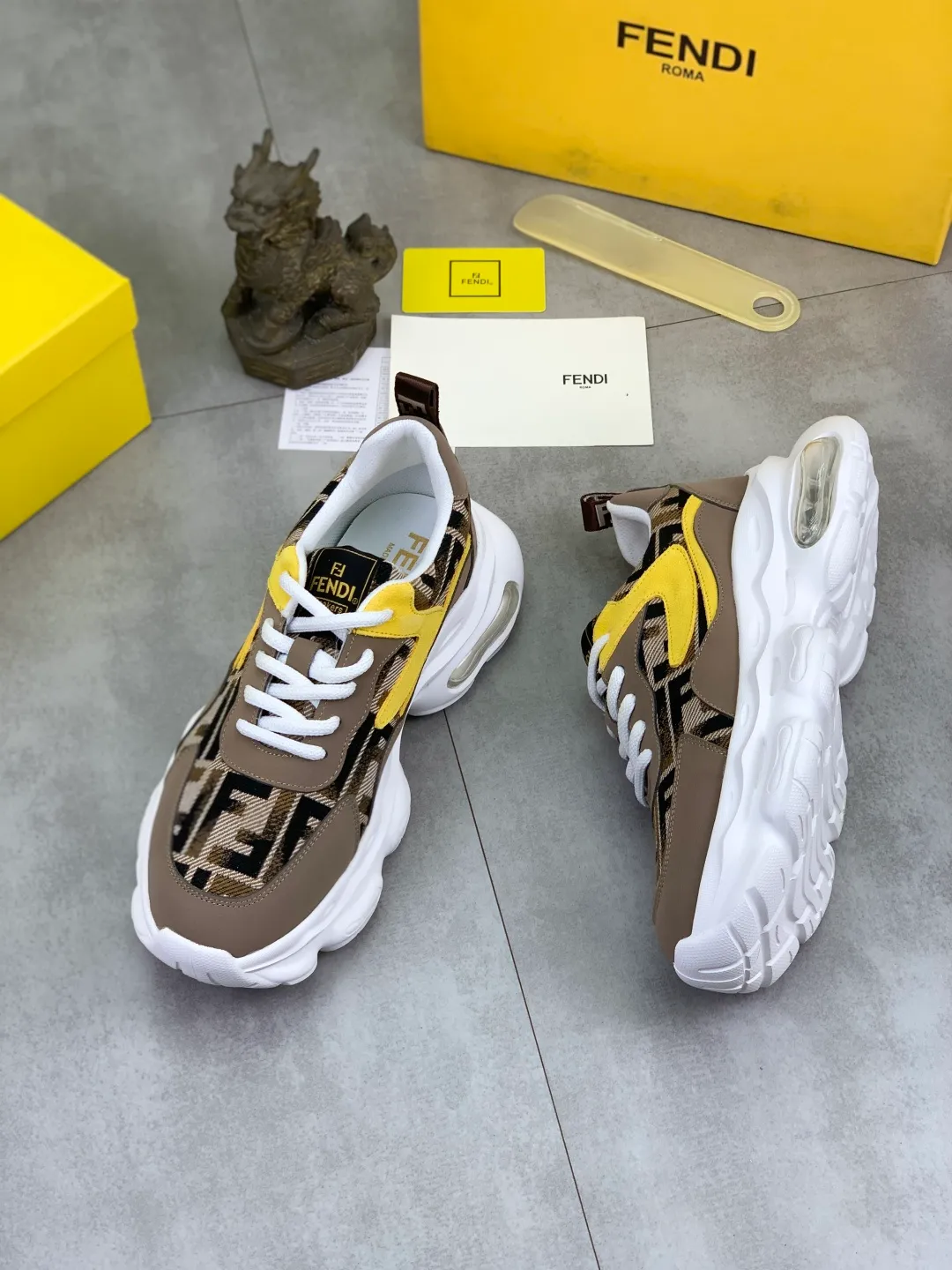 Men's men's shoes P440 new (FENDI Fendi) classic and most popular little monster style, loafers, slip-on casual shoes! Compared with the old models, they are more fashionable and eye-catching, making the already funny shoes more vivid. Like a hedgehog, do you have a little monster this year? A must-have for fashionistas! Upper: Made of high-grade cow suede, sheepskin lining, the highest version on the market, and an online outsole! 38-44 4️⃣colors available